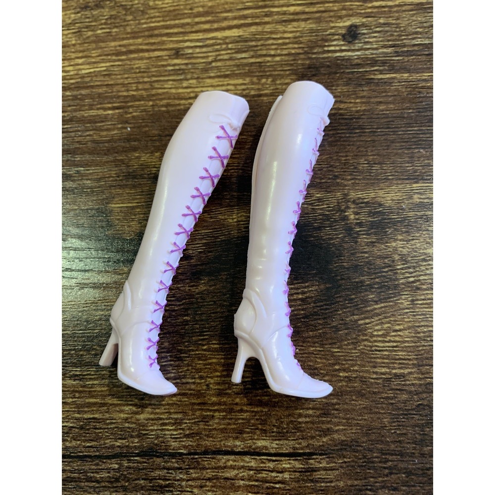 BARBIE DOLL  VINTAGE NARROW BARBIE FEET TALL LIGHT PINK LACED BOOTS